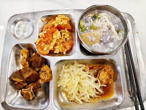 (吴增明)新学校正式启用第一天 ,恰逢是腊八节,一碗腊八粥 ,体现领导的关心体贴.jpg